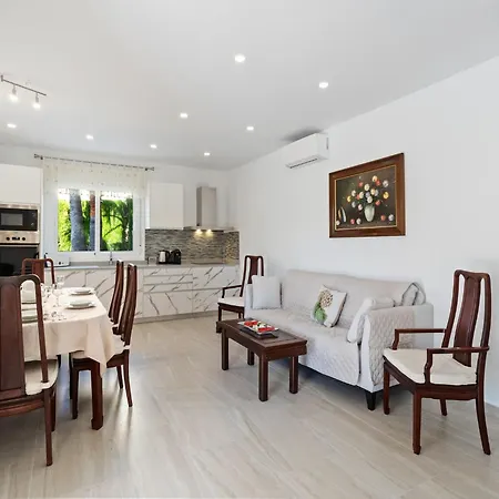 Pool Near * קלפה