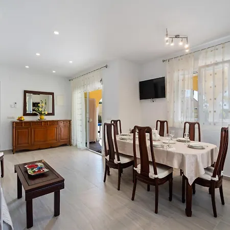 Pool Near וילה *